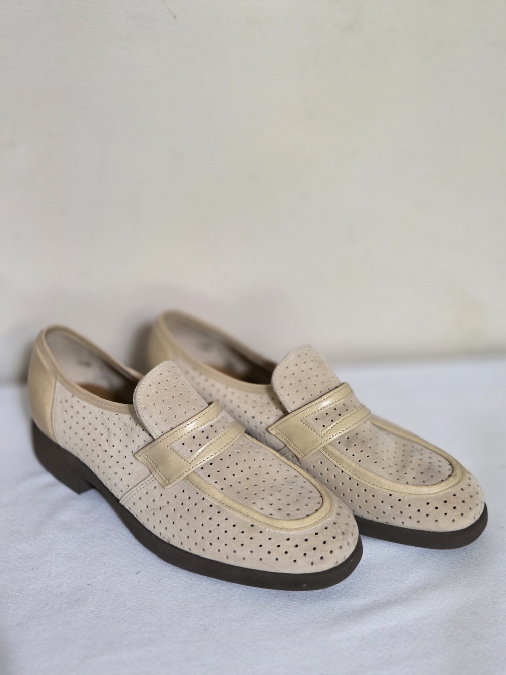Hush Puppies Men's Perforated Beige Loafers with Cream Trim Size 7.5
